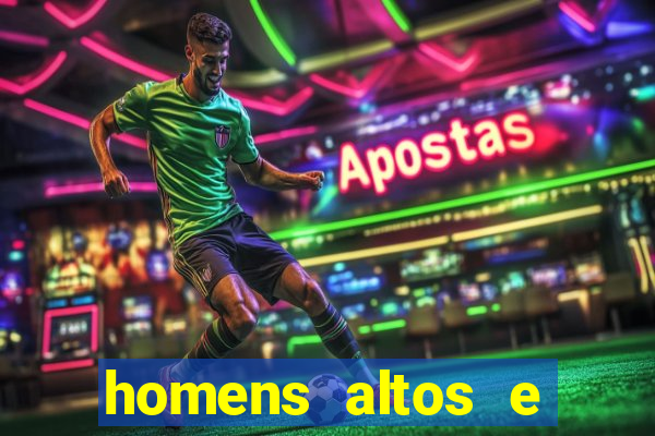 homens altos e magros pelados
